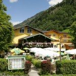 Voorzijde en terras Hotel